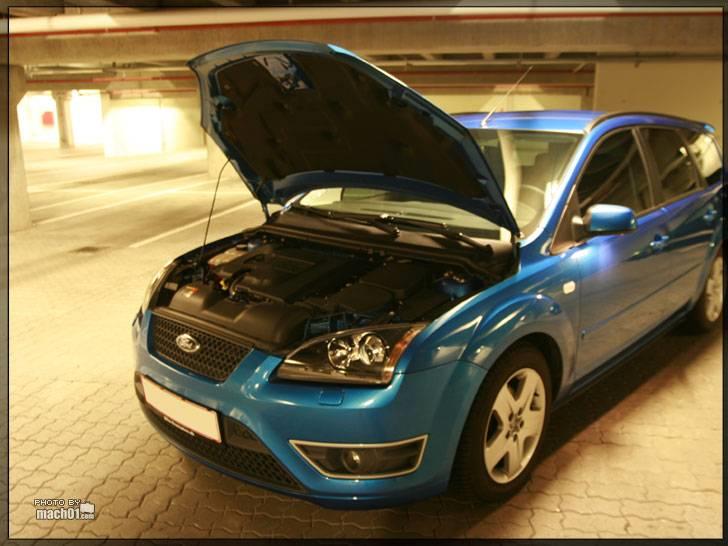 Ford Focus Trend stc. TDCI - Ikke meget at se under hjælmen. En masse plastik. billede 5