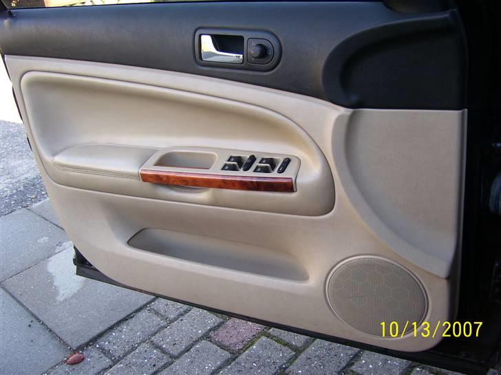 VW PASSAT 1,8 T (Solgt) - Dør i beige/sort læder med indbygget højtaler billede 7
