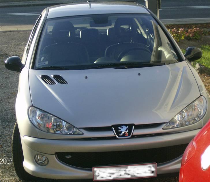 Peugeot 206 1,6 Griffe - Front i sollys billede 5