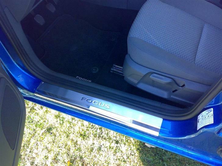 Ford Focus Trend stc. TDCI - Fodtrins beskyttelses lister i børstet stål, med Focus logo. billede 10