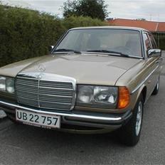 Mercedes Benz W123 230 E 2,3 4d.