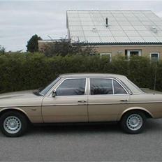 Mercedes Benz W123 230 E 2,3 4d.