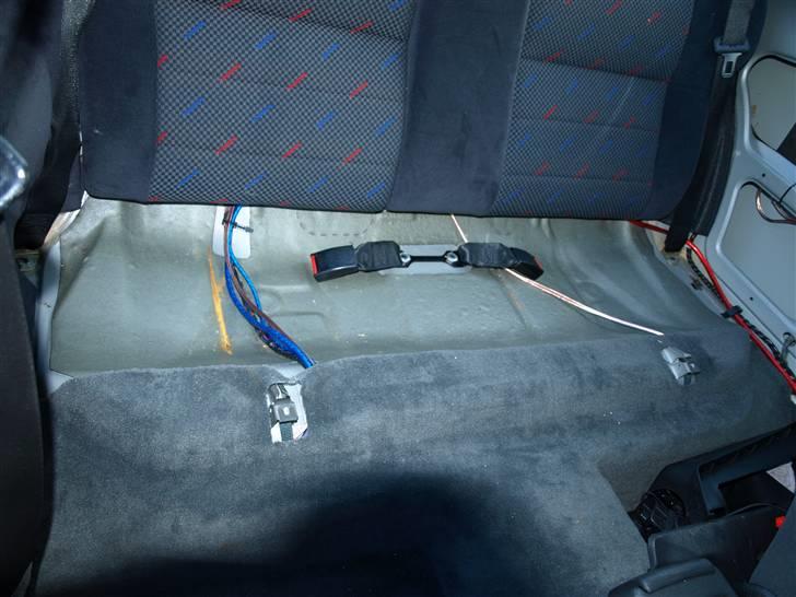 Opel Calibra 2,5 v6 *Solgt* - Ved at sætte anlæg i bilen.. Her er ledningerne trukket, men der er ikk blevet lydisoleret endnu.. billede 9