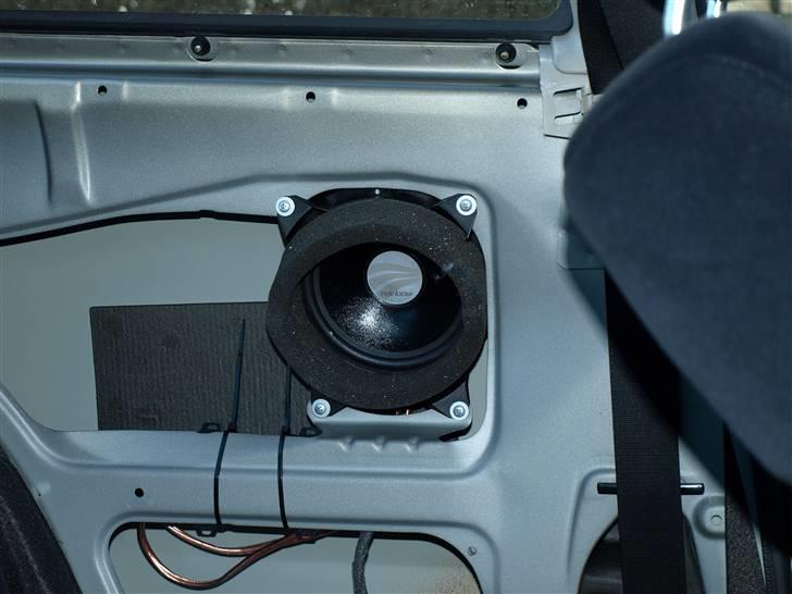 Opel Calibra 2,5 v6 *Solgt* - Bliver rigtig godt med komponentsæt til passagerene bag i :) Diskanten sidder øverst på b-stolpen.. billede 15