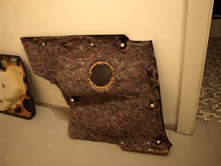 Opel Calibra 2,5 v6 *Solgt* - Den venstre bagbeklædning der er færdig isoleret.. billede 16