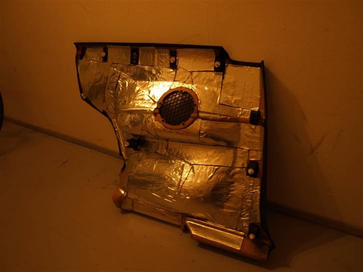 Opel Calibra 2,5 v6 *Solgt* - Den venstre bagbeklædning der har fået første lag isolering i form af Bitumen.. billede 17