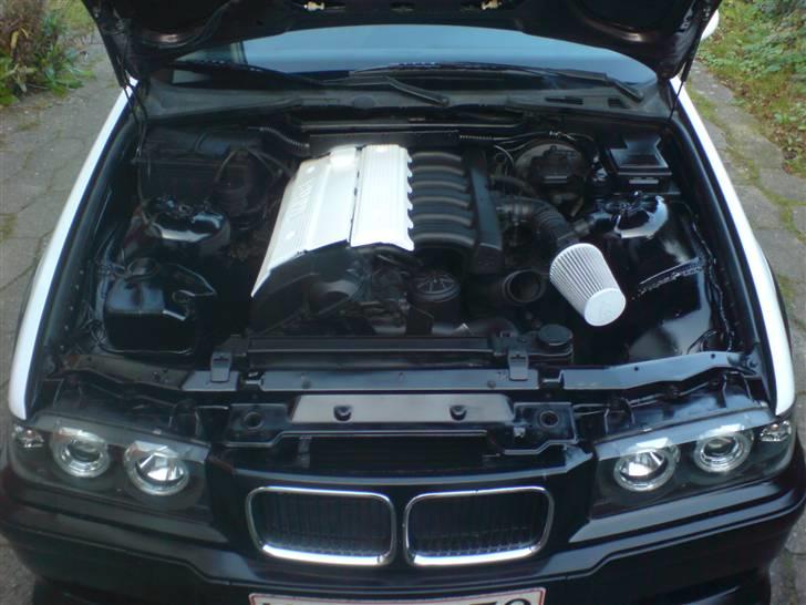 BMW e36 SOLGT - Den nye 24 v vanos motor...pynter lidt bedre i motorrummet end den gamle 318 billede 19