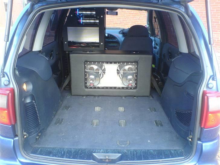 VW Sharan - God plads bag i .. Specielt hvis den fixe sub ryger ud :P billede 7