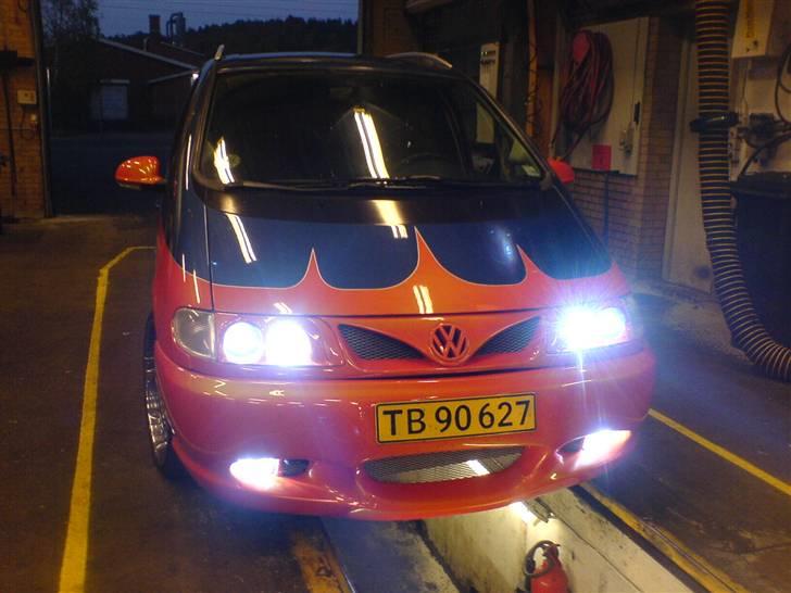 VW Sharan - Man har ingen problemer med at se noget på en mørk landevej ;) billede 20