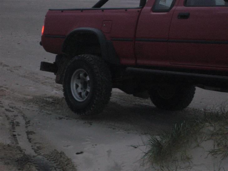 Toyota Hilux  - Vi kunne ikke få føderne til at nå jorden men det er let at skifte hjul billede 9