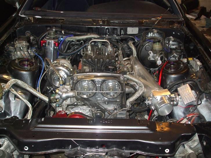 Toyota Supra 3,0 turbo - den nye indsugningsmanifold er monteret, det ligner snart et fedt motorrum  billede 3