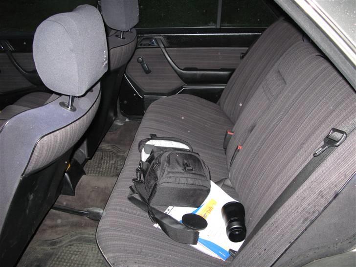 Mercedes Benz 230 E (W124) - Bagsædet. mangen hede aftner med duggede ruder;) billede 4