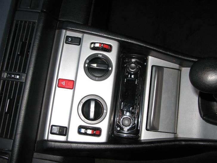 Mercedes Benz 230 E (W124) - Instrumentbræt. Læg lige mærke til den tidligere ejers katastrofe redning. Et sølvgrå instrumentbræt i stedet for standard mahogni. NEJ NEJ NEJ. billede 8