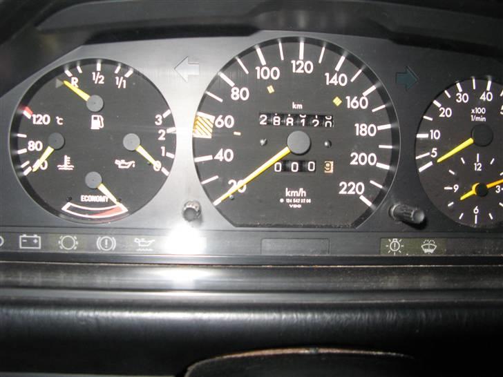 Mercedes Benz 230 E (W124) - Trip og kilometer tæller er desværre nu gået i står. Nyt speedometer på vej. Den har nok kørt 305.000 nu billede 9
