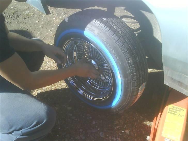 Oldsmobile Cutlass Calais - Igang med at montere de nye fælge billede 7