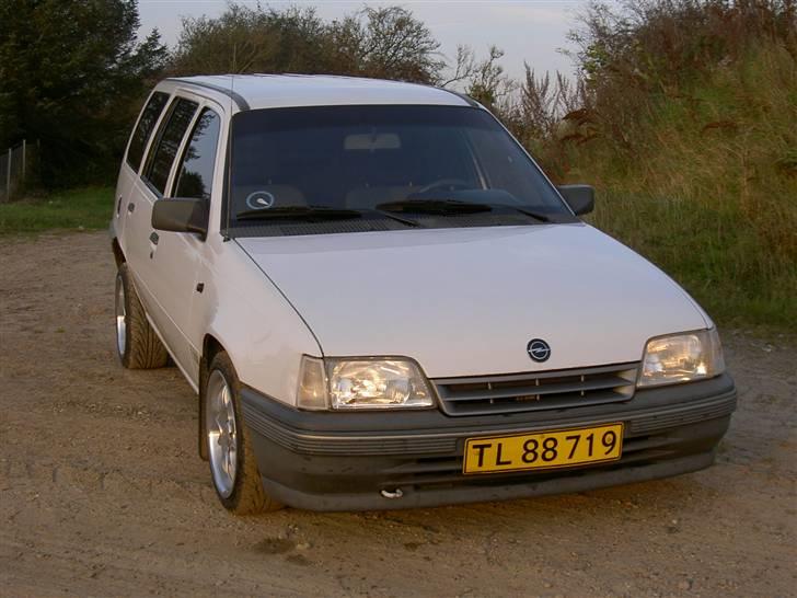 Opel Kadett caravan (sælges) billede 1