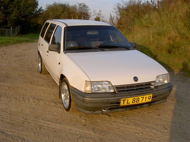 Opel Kadett caravan (sælges) billede 2