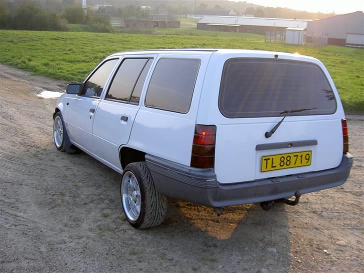 Opel Kadett caravan (sælges) - Her er bilen hævet billede 3