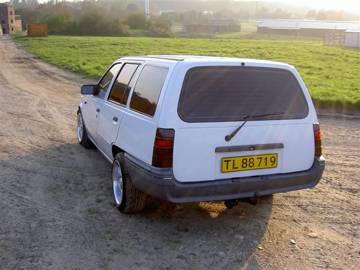 Opel Kadett caravan (sælges) - Her er bilen sænket billede 5