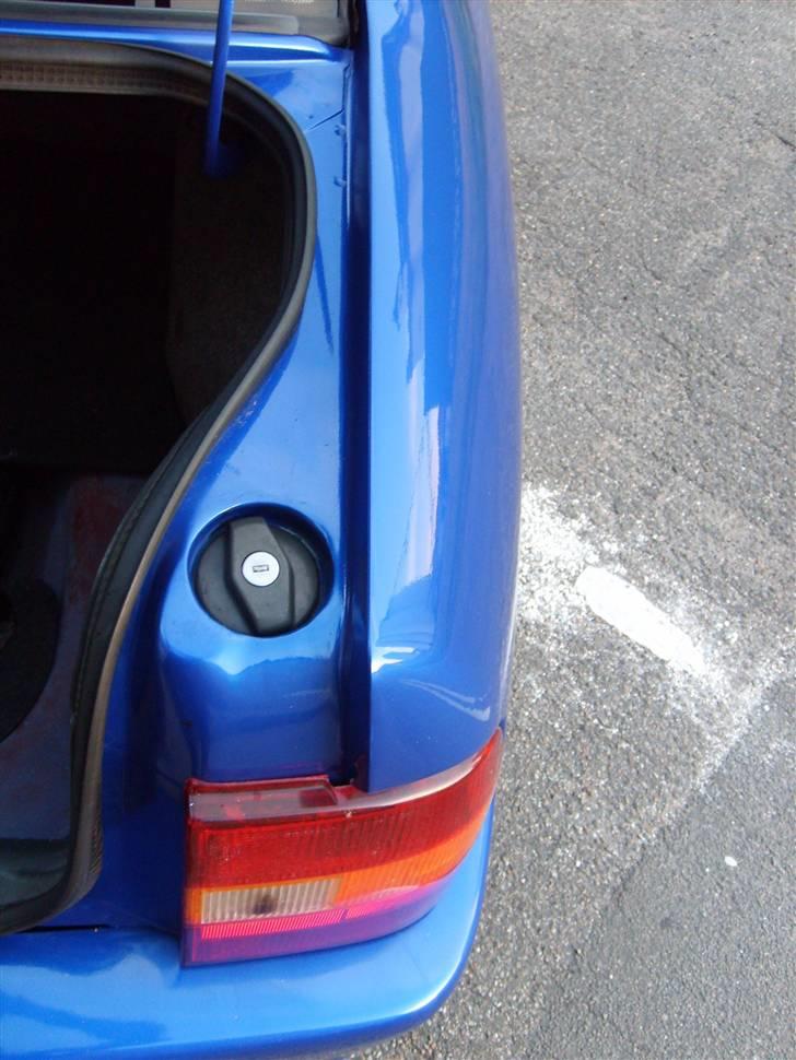 Opel Vectra A Solgt - tankdækslet er flyttet ind i bagagerummet billede 8