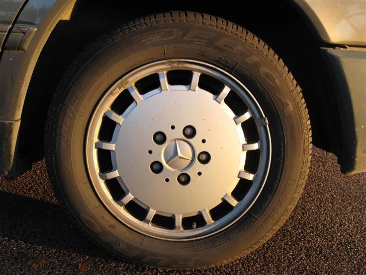 Mercedes Benz 230 E (W124) - Standard dæk. Det er snart til at skifte til vinterdæk. billede 10