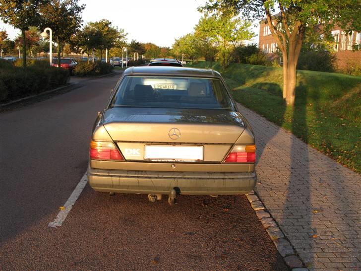 Mercedes Benz 230 E (W124) - Noglæe mye krystal lygter ville pifte den lidt op. Men moneeeyys:( billede 13