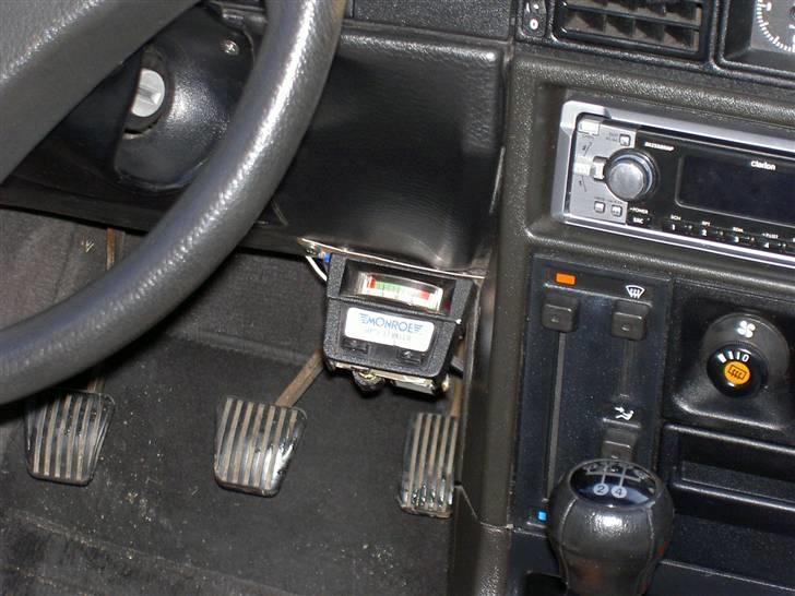 Opel Kadett caravan (sælges) - Den lille "kase" der sidder under rettet, er til at hæve/sænke bagenden af bilen med :) billede 9