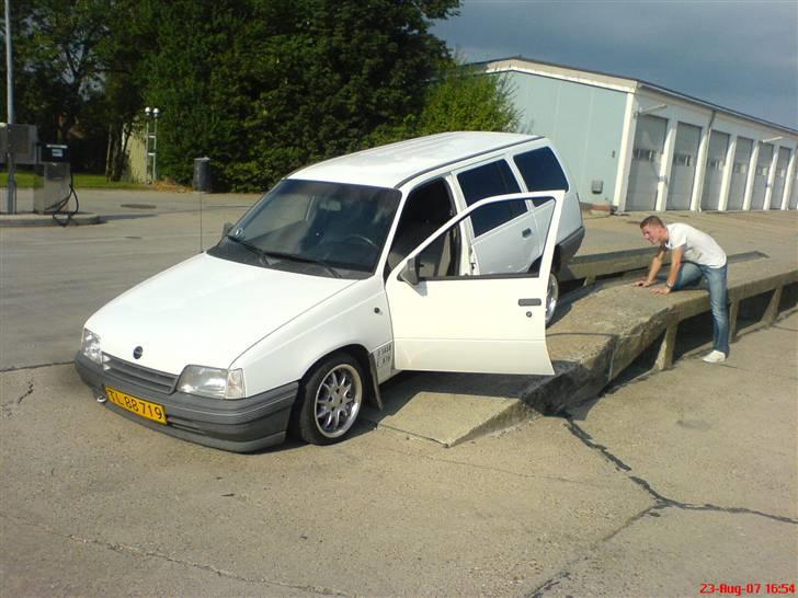 Opel Kadett caravan (sælges) - Kadetten på rampen på kasernen :D.. Der skulle skiftes nyt udstødningrør hele vejen igennem billede 13
