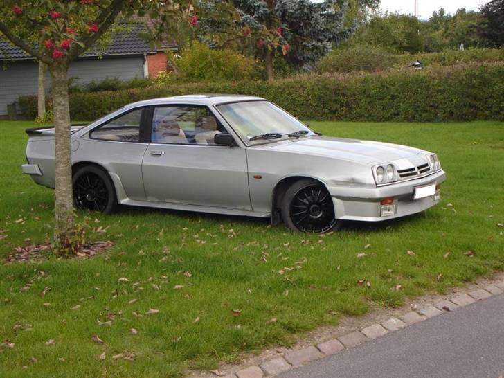 Opel Manta B - Fra siden med de nymalede fælge.. Mangler lige at tone lygter og vinduer så spiller det.. billede 11