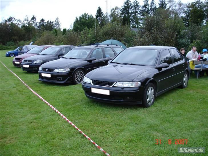 Opel Vectra B 2,5 V6 CDX - Holder ved siden af drømme bilen vectra i500 MK. II billede 13