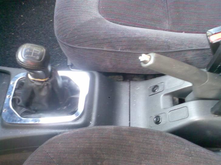 Honda Accord 2,0 - Et par knapper til a åbne bagdørene  billede 16