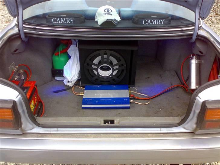Toyota Camry  - lille bagagerum med en lille woffer og en ekstra akkomulator billede 12
