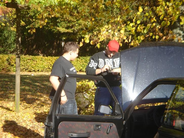 Peugeot 106 rally  (SOLGT) - så skulle kølerslangen skiftes :D Og her kan flakes ses . .  billede 10