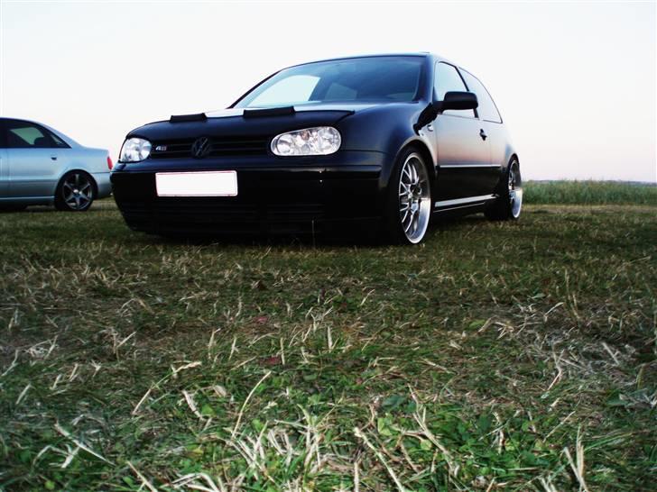 VW Golf 4 GTi 1.8 Turbo - Den er lidt lavere nu end på alle billederne og så er der kommet en anden udstødning på :) Jeg har d. 17/04-09 lige tilføjet 3 billeder, hvor man lige kan skimte den nye udstødning.. billede 1