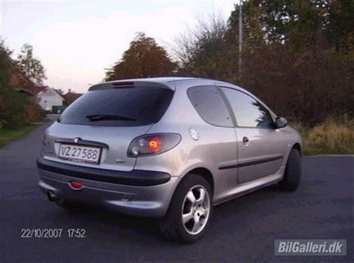 Peugeot "206 16v" "SOLGT" - bilen set forfra (-: billede 1