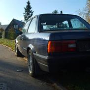 BMW e30 320i