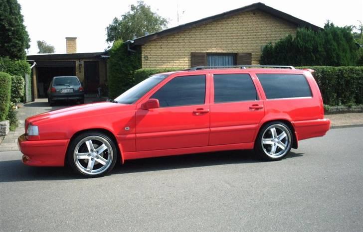 Volvo 850 R - Hva´ er det for noget skit på min kølerhjelm,.....nåååhh nej det er bare en Fiesta..ha-ha. billede 5