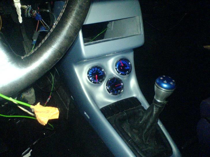 VW Golf 2 GTi  givet væk - min nye midterkonsol Med 3 sportsure. smoked glass, ser fedt ud! Måske til salg dog med Autogauge ure med hvid baggrund billede 12