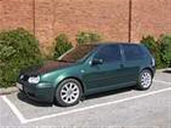 VW golf 4 >> Solgt<< - golfen med alufælge på :) dem ska vi ha på nu her som vinter alufælge da vi har bestilt nye 18 " til næste år  billede 1