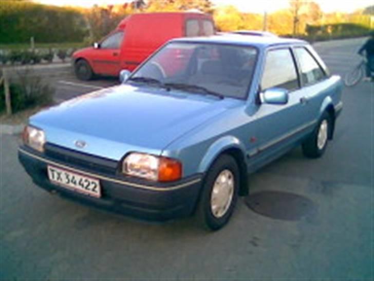 Ford Escort Savoy - Her er den så standard inden jeg købte den:) kommer snart nogle billeder af den som den ser ud nu billede 1