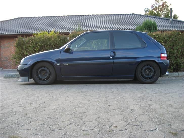 Citroën Saxo 1,6i vts SOLGT !!!!! - Fra siden ,, lidt ærgeligt den står på vinter. ,, ,, men flot er hun... billede 8