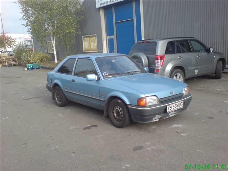 Ford Escort Savoy - taget da jeg havde fri fra arbejde, det der er på kofangeren er bare noget cement som jeg har holdt lidt for tæt på:) billede 2