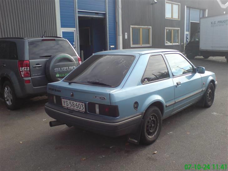 Ford Escort Savoy - her er den bagfra, skal have tonet bagruderne ordenligt:) billede 3