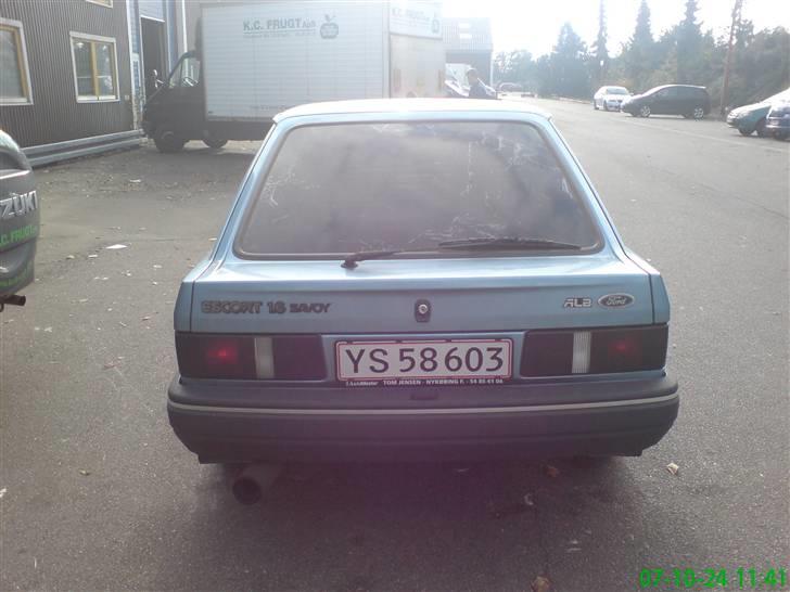Ford Escort Savoy - her er den så bagfra med de mørke baglygter og min one two pipe:) billede 4