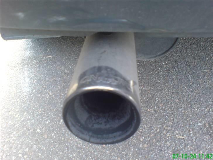 Ford Escort Savoy - Min 2,5" One Two Pipe som er gennemgående i bilen:) den brummer så dejligt. billede 5