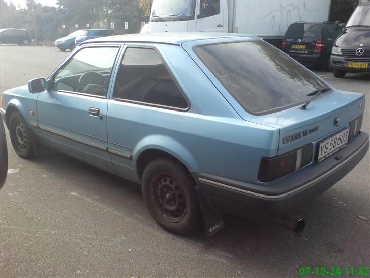 Ford Escort Savoy - det er den bagerste skærm her hvor der er en lille smule rust, så snart det er lavet og der er malet skørter kommer det på:P billede 6