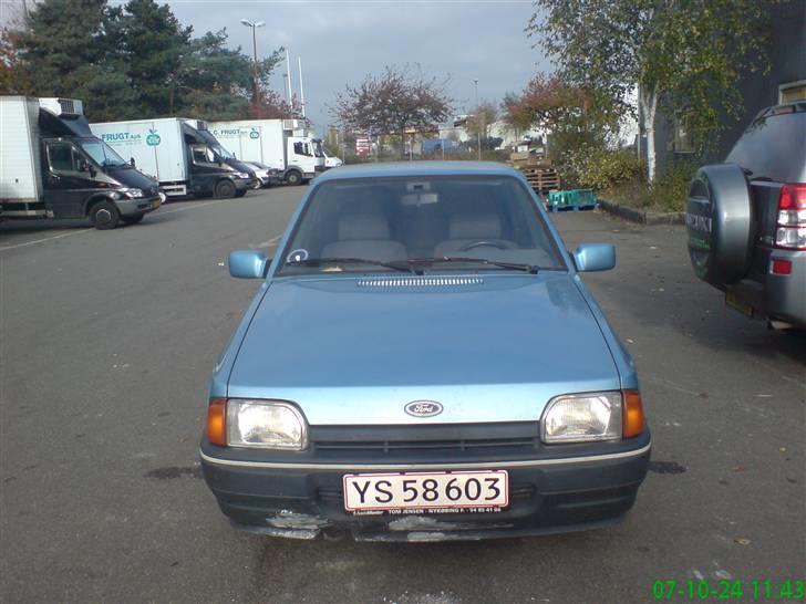 Ford Escort Savoy - forfra:) det på kofangeren er cement som jeg har holdt lidt tæt på:) man kan ikk se det men der er hvide xenon pærer:) mangler nok lidt bad boy look:) billede 7