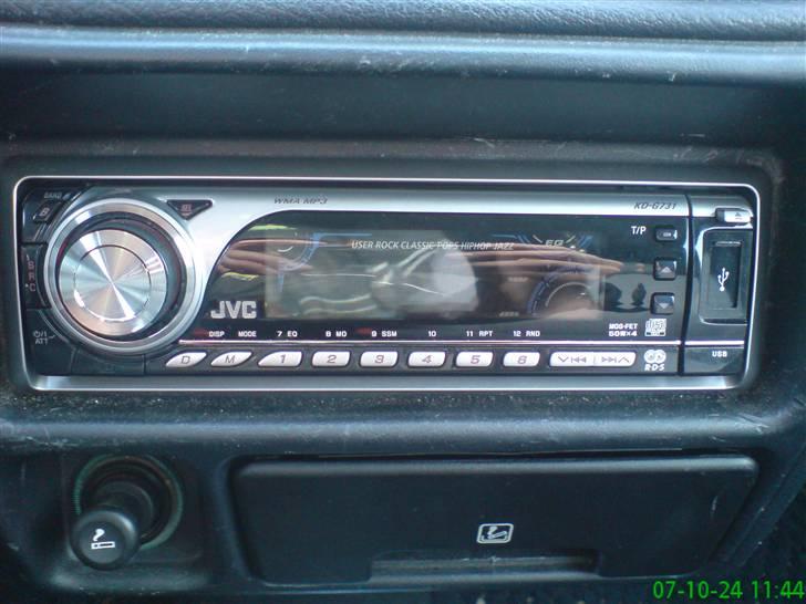 Ford Escort Savoy - Mit Jvc lidt tættere på, spiller fandeme godt, tror at man kan køre mark-ræs uden at cd´erne hopper:) billede 9