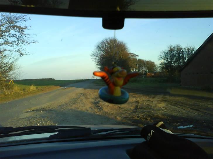 BMW 320i E30 - bagspejlet, ja der hænger tigerdyret.. :D billede 12