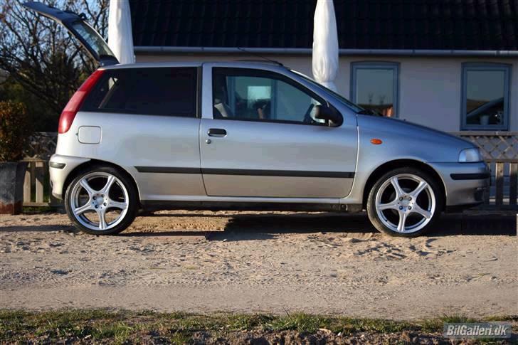 Fiat Punto 60 Estiva - Med de nye 17" på.. Skal lige sænkes lidt snarest..;) billede 1